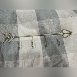 Arrow hanger golden color